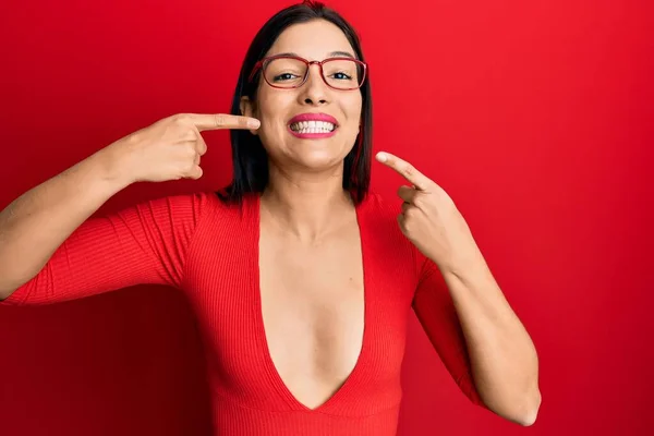 Jonge Latijnse Vrouw Met Casual Kleding Bril Lachend Vrolijk Tonen — Stockfoto