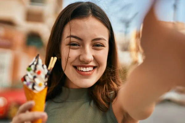 Joven Chica Caucásica Comiendo Helado Haciendo Selfie Por Cámara Ciudad —  Fotos de Stock