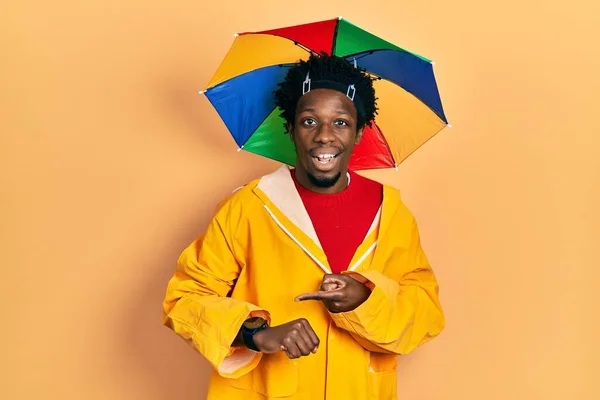 Jovem Afro Americano Vestindo Capa Chuva Amarela Com Pressa Apontando — Fotografia de Stock