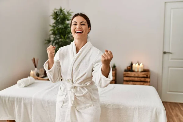 Young Beautiful Hispanic Woman Wearing Bathrobe Wellness Spa Very Happy — Stock Photo, Image