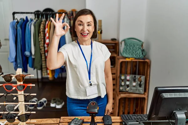 Mulher Hispânica Meia Idade Bonita Que Trabalha Como Gerente Varejo — Fotografia de Stock