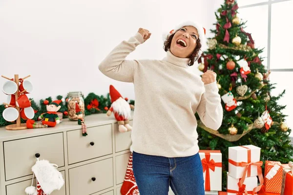 Mulher Hispânica Meia Idade Junto Árvore Natal Muito Feliz Animado — Fotografia de Stock