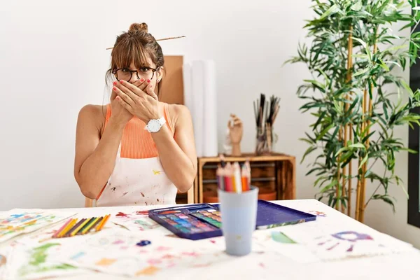 Donna Ispanica Allo Studio Arte Scioccato Copertura Bocca Con Mani — Foto Stock