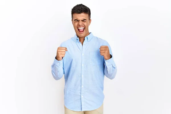 Joven Hombre Hispano Con Camisa Negocios Pie Sobre Fondo Aislado — Foto de Stock