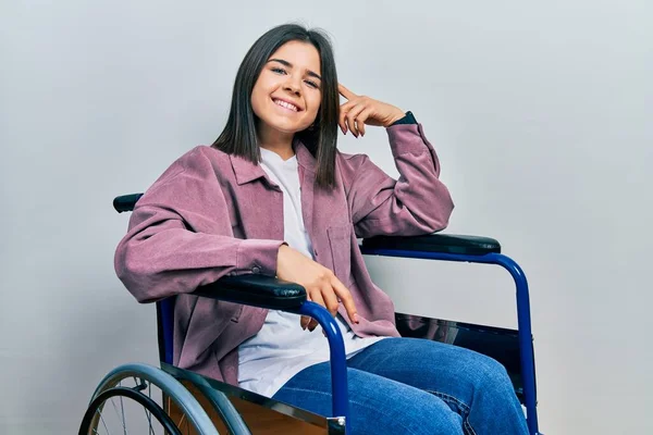 Junge Brünette Frau Rollstuhl Lächelnd Mit Einem Finger Auf Den — Stockfoto