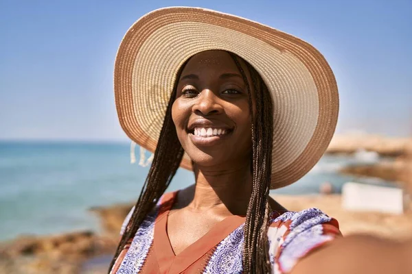 Młoda Afroamerykanka Robi Selfie Przed Kamerą Plaży — Zdjęcie stockowe