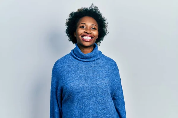 Joven Mujer Afroamericana Vistiendo Ropa Casual Con Aspecto Positivo Feliz — Foto de Stock