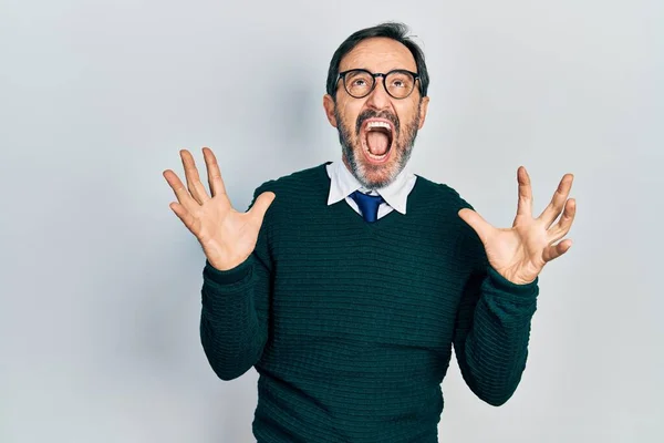 Középkorú Spanyol Férfi Alkalmi Ruhát Szemüveget Visel Őrült Őrült Kiabálás — Stock Fotó