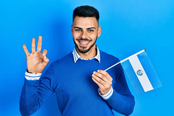 Ung Latinamerikansk Man Med Skägg Håller Salvador Flagga Gör Tecken — Stockfoto