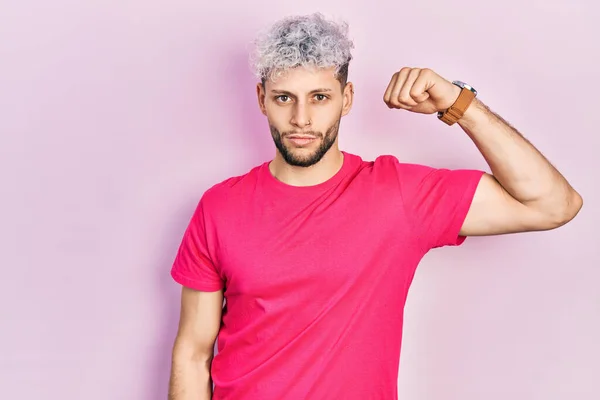 Homem Hispânico Jovem Com Cabelo Tingido Moderno Vestindo Casual Rosa — Fotografia de Stock