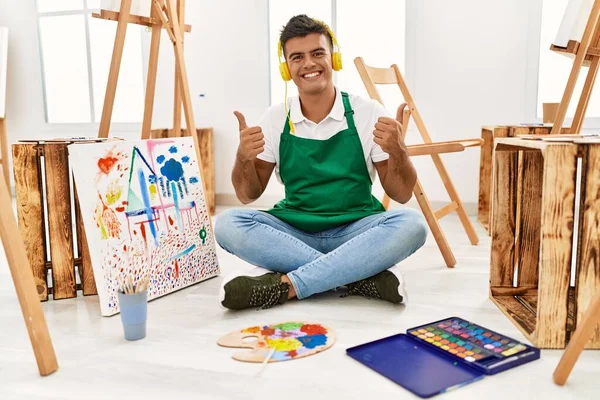 Homem Hispânico Jovem Estúdio Arte Sinal Sucesso Fazendo Gesto Positivo — Fotografia de Stock