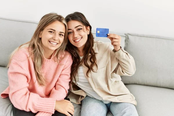 Casal Jovem Sorrindo Feliz Segurando Cartão Crédito Casa — Fotografia de Stock