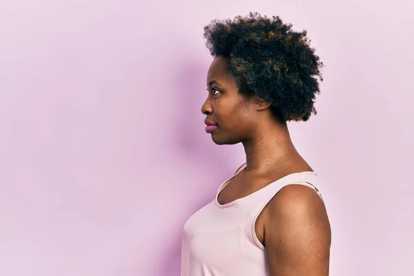 Mujer Afroamericana Joven Con Camiseta Casual Sin Mangas Mirando Lado —  Fotos de Stock