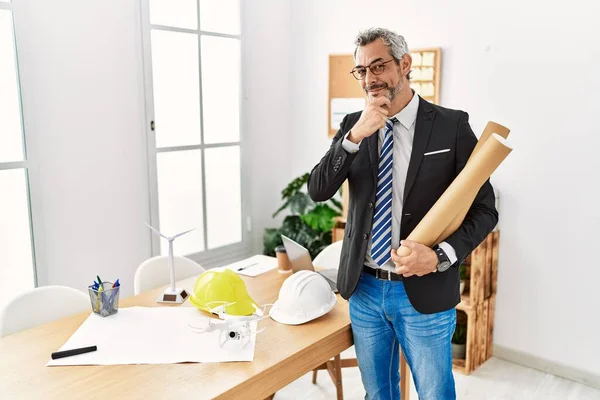 Medeltiden Hispanic Affärsman Håller Papper Ritningar Ser Säker Kameran Ler — Stockfoto