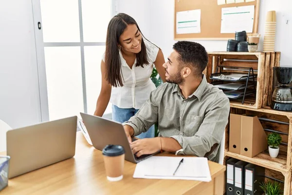 Dos Trabajadores Latinos Sonriendo Felices Trabajando Oficina — Foto de Stock