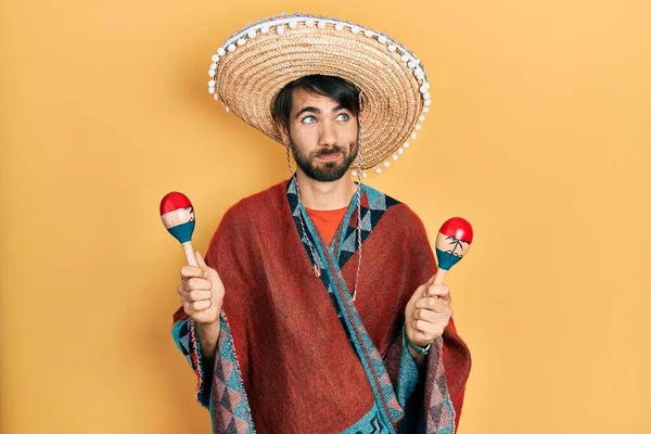 Jovem Hispânico Usando Chapéu Mexicano Segurando Maracas Sorrindo Olhando Para — Fotografia de Stock