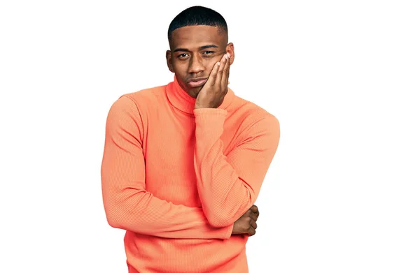 주황색 터틀넥 스웨터를 남자가 우울증 문제로 피곤해 보이고 보이는 생각을 — 스톡 사진