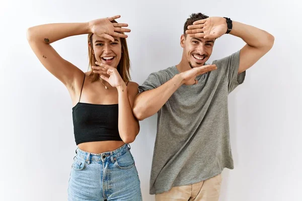 Jovem Belo Casal Juntos Sobre Fundo Isolado Sorrindo Alegre Jogando — Fotografia de Stock