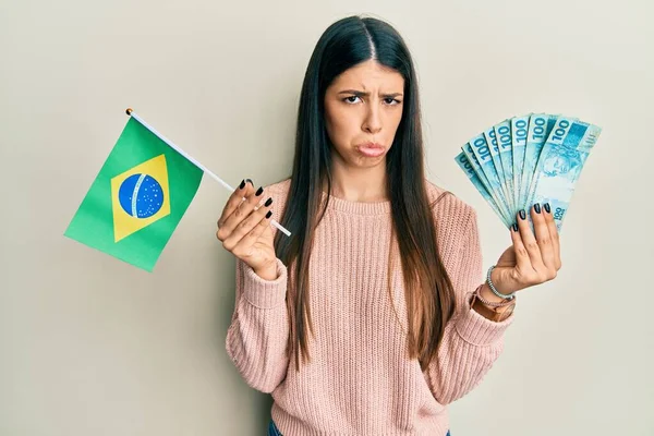 Jeune Femme Hispanique Tenant Drapeau Brésilien Vrais Billets Banque Déprimé — Photo