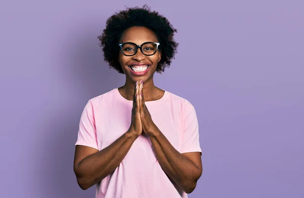 Afričanky Americká Žena Afro Vlasy Sobě Ležérní Oblečení Brýle Modlí — Stock fotografie