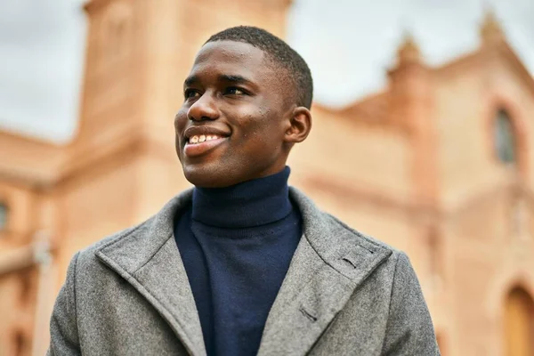 Jeune Homme Afro Américain Souriant Heureux Debout Ville — Photo