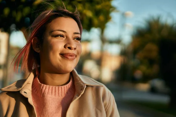 Junges Hispanisches Mädchen Lächelt Glücklich Der Stadt — Stockfoto