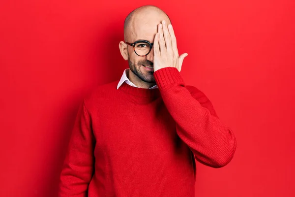 Jeune Homme Chauve Portant Des Vêtements Décontractés Des Lunettes Couvrant — Photo