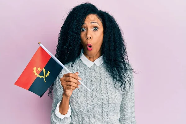 Middelbare Leeftijd Afrikaanse Amerikaanse Vrouw Met Angola Vlag Bang Verbaasd — Stockfoto