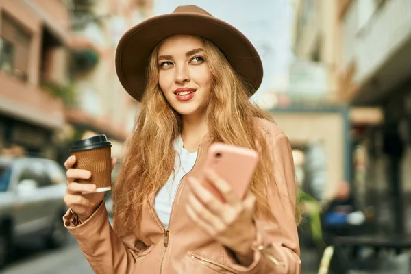 Jeune Fille Blonde Utilisant Smartphone Boire Café Ville — Photo