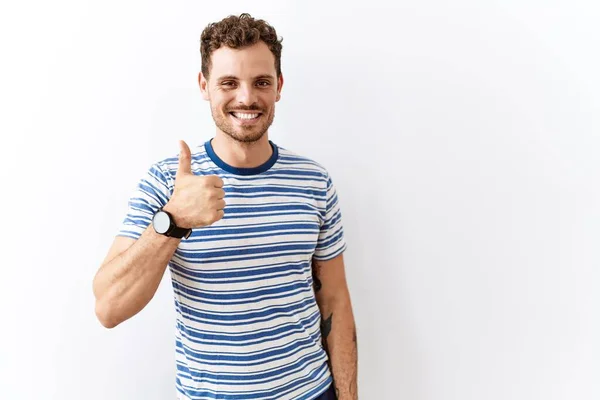 Joven Guapo Parado Sobre Fondo Aislado Haciendo Gesto Feliz Con — Foto de Stock