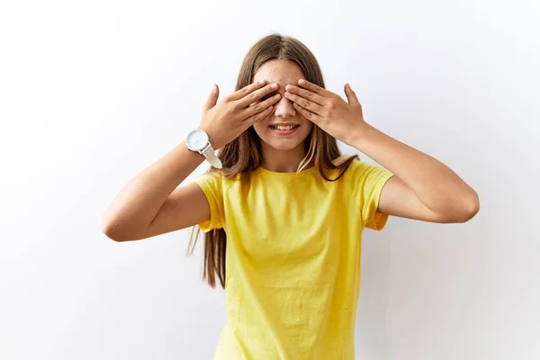 若いブルネットのティーンエイジャーは 明るく面白い笑みを浮かべて手で目を覆う孤立した背景の上に一緒に立っています 視覚障害の概念 — ストック写真