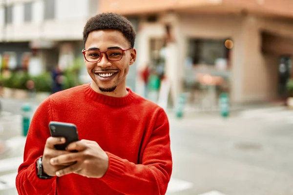 Przystojny Afroamerykanin Świeżym Powietrzu Pomocą Smartfona Wpisując Wiadomość — Zdjęcie stockowe