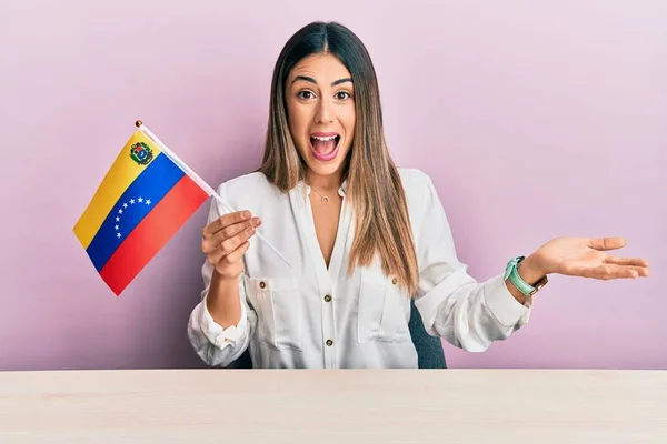 Jonge Spaanse Vrouw Die Vlag Van Venezuela Vasthoudt Tafel Zit — Stockfoto