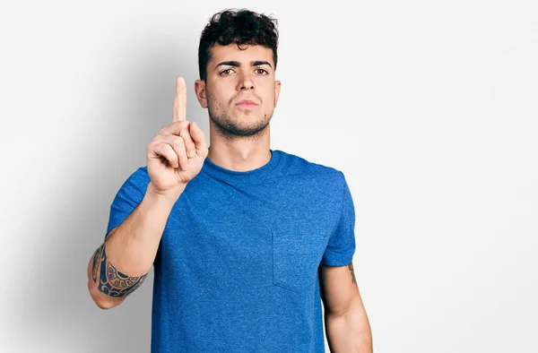 Young Hispanic Man Wearing Casual Shirt Pointing Finger Angry Expression — Stock Photo, Image