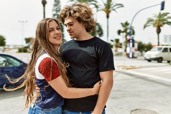 Jovem Casal Caucasiano Sorrindo Feliz Abraçando Cidade — Fotografia de Stock