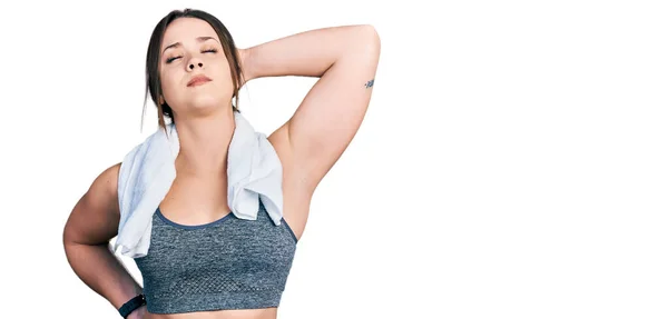 Junges Hispanisches Mädchen Sportbekleidung Und Handtuch Leidet Unter Nackenschmerzen Berührung — Stockfoto
