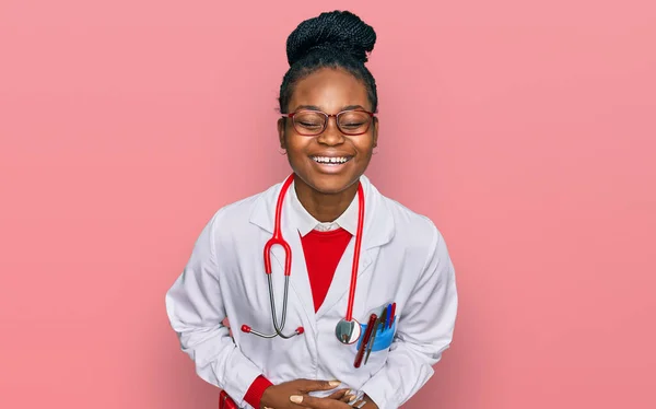 Junge Afrikanisch Amerikanische Frau Arztuniform Und Stethoskop Lächelt Und Lacht — Stockfoto