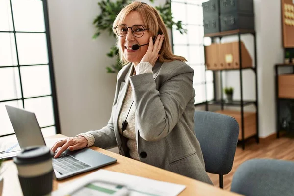 Middelbare Leeftijd Call Center Agent Werkzaam Kantoor — Stockfoto