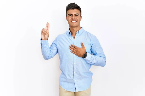 Jovem Hispânico Vestindo Camisa Negócios Sobre Fundo Isolado Sorrindo Jurando — Fotografia de Stock