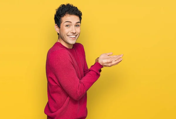 Jovem Homem Bonito Vestindo Roupas Casuais Apontando Para Lado Com — Fotografia de Stock