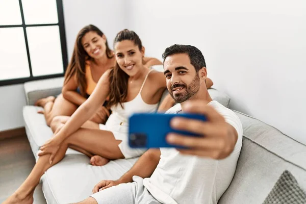 Τρεις Ισπανοί Φίλοι Χαμογελώντας Ευτυχισμένοι Κάνουν Selfie Από Smartphone Στο — Φωτογραφία Αρχείου