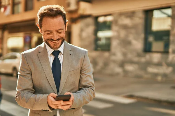 Middelbare Leeftijd Zakenman Glimlachend Gelukkig Met Behulp Van Smartphone Stad — Stockfoto