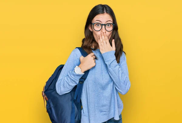 Jeune Belle Fille Portant Sac Dos Étudiant Couvrant Bouche Avec — Photo