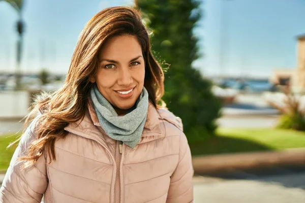 Joven Mujer Hispana Sonriendo Feliz Pie Ciudad —  Fotos de Stock