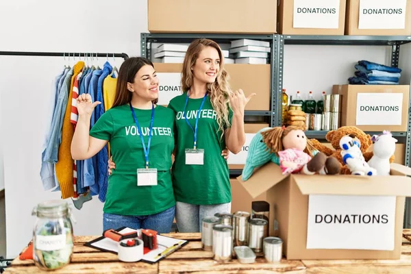 Twee Jonge Vrouwen Met Een Vrijwillig Shirt Bij Donaties Staan — Stockfoto