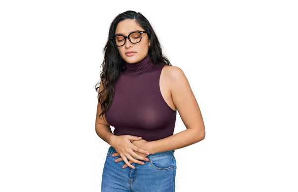 Brunetka Młoda Kobieta Luźnych Ubraniach Okularach Ręką Brzuchu Ponieważ Niestrawność — Zdjęcie stockowe