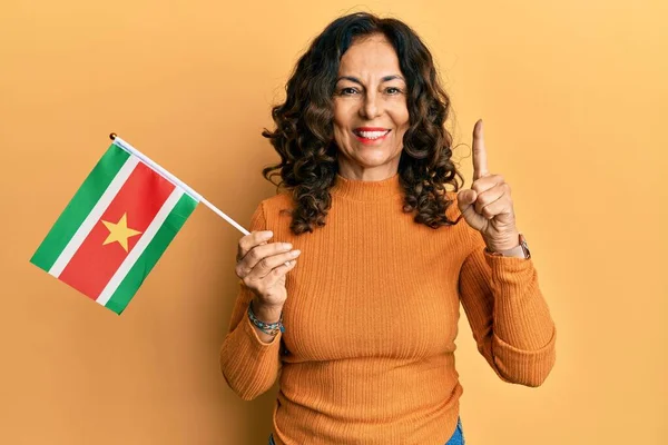 Mujer Hispana Mediana Edad Sosteniendo Bandera Surinam Sonriendo Con Una — Foto de Stock