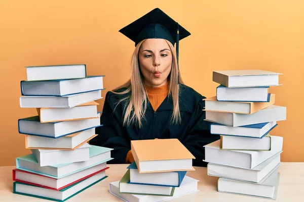 Junge Kaukasische Frau Abschlusszeremoniengewand Sitzt Auf Dem Tisch Und Macht — Stockfoto