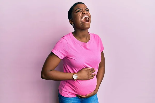 Ung Afrikansk Amerikansk Kvinna Väntar Barn Vidrör Gravid Mage Arg — Stockfoto