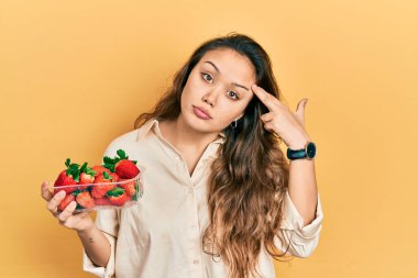 Çilek tutan genç İspanyol kız kendini vuruyor ve öldürüyor. Elini ve parmaklarını silah gibi kullanıyor. İntihar jesti.. 